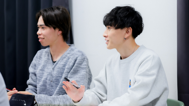 トレーニング理論の座学を学ぶ学生