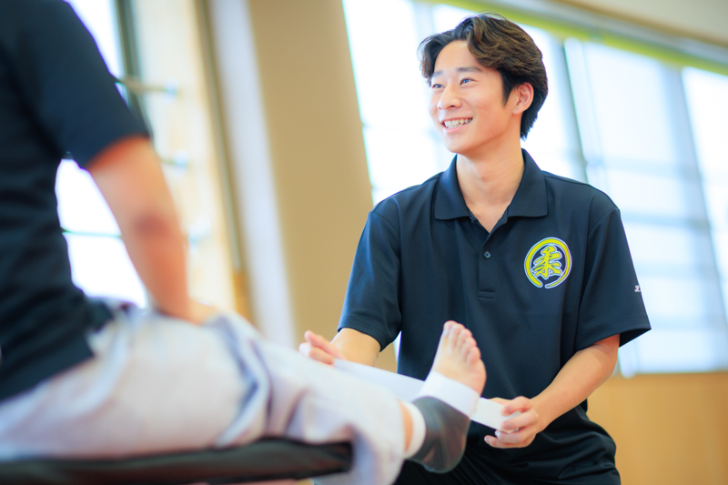 スポーツトレーナーを目指してテーピングの技術を学ぶ学生