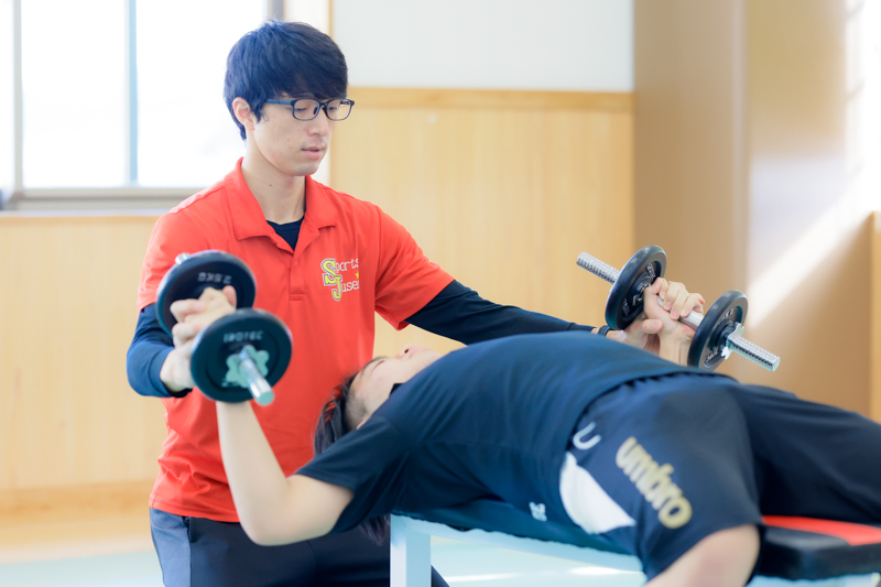 学生に指導する本校教職員