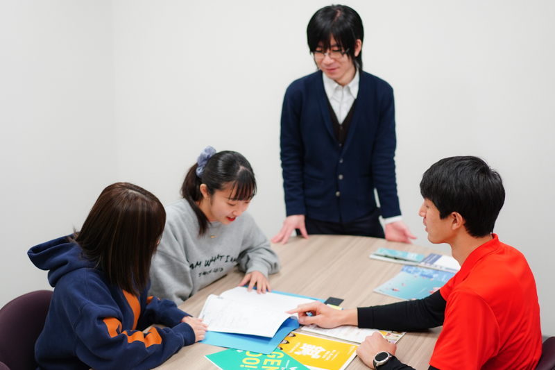 就職サポートをする教職員