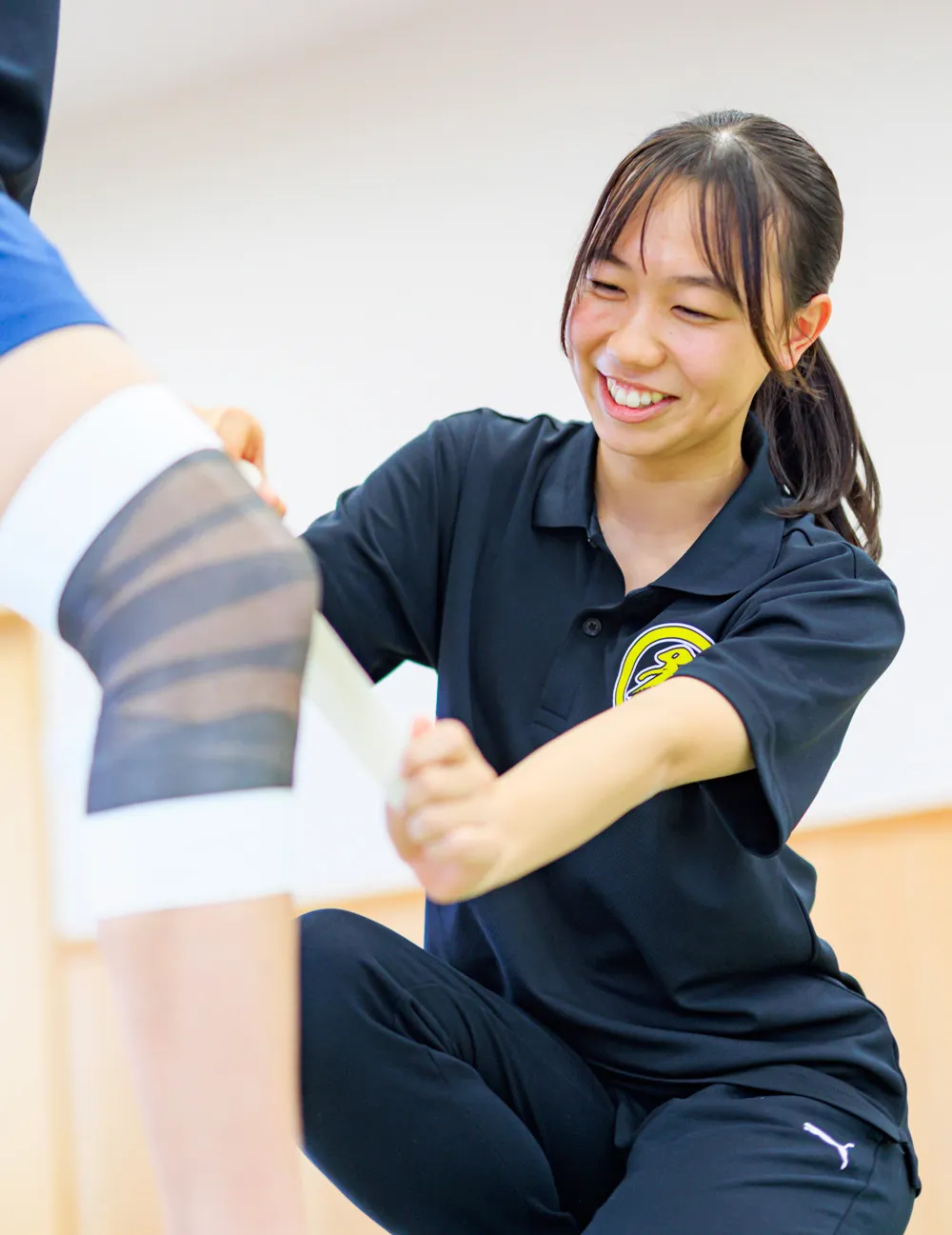 テーピング技術を学ぶ、柔道整復師を目指す学生。