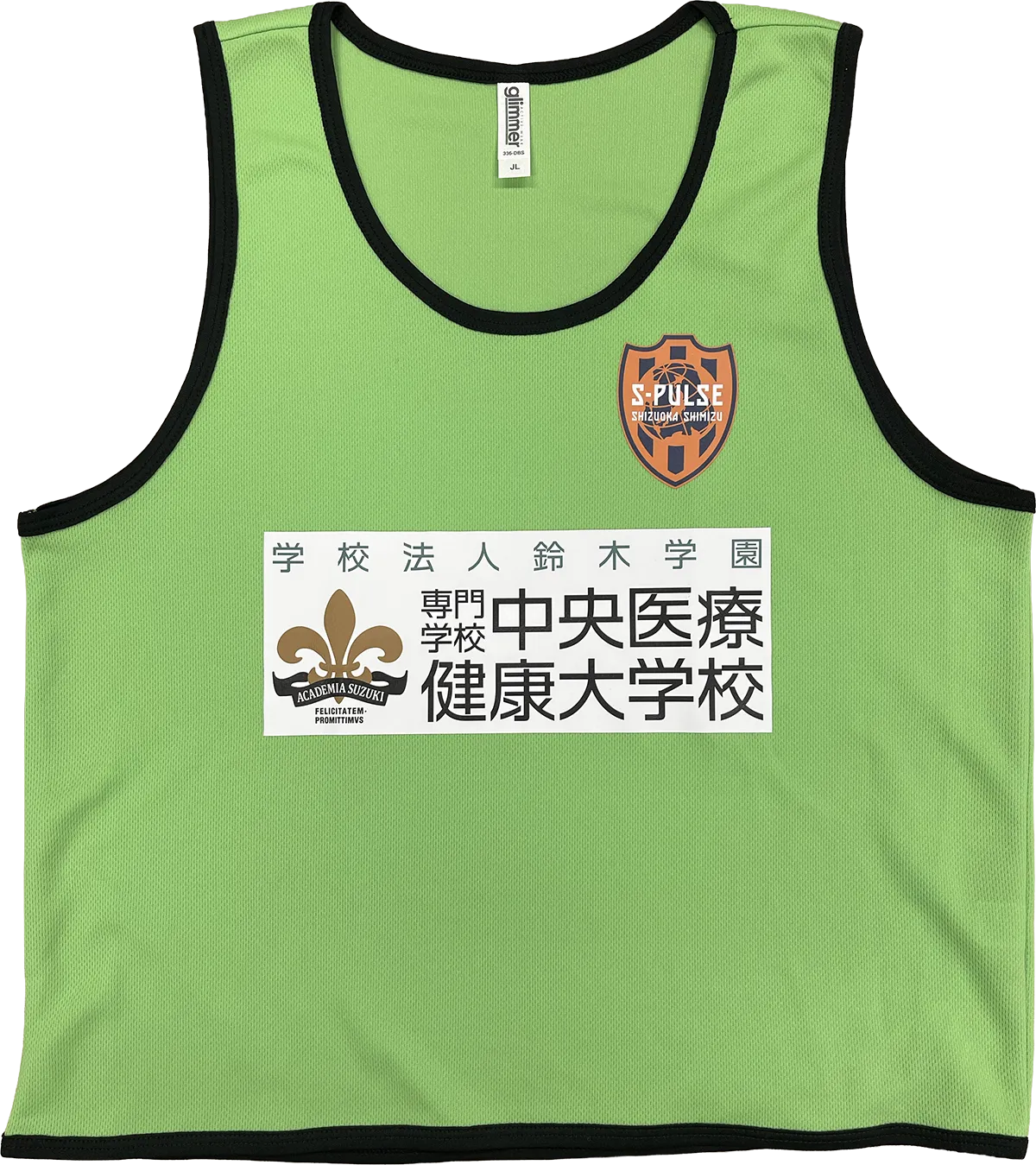 エスパルスサッカースクールに所属する⼩学⽣が着用する、本校の名前入りビブスの写真