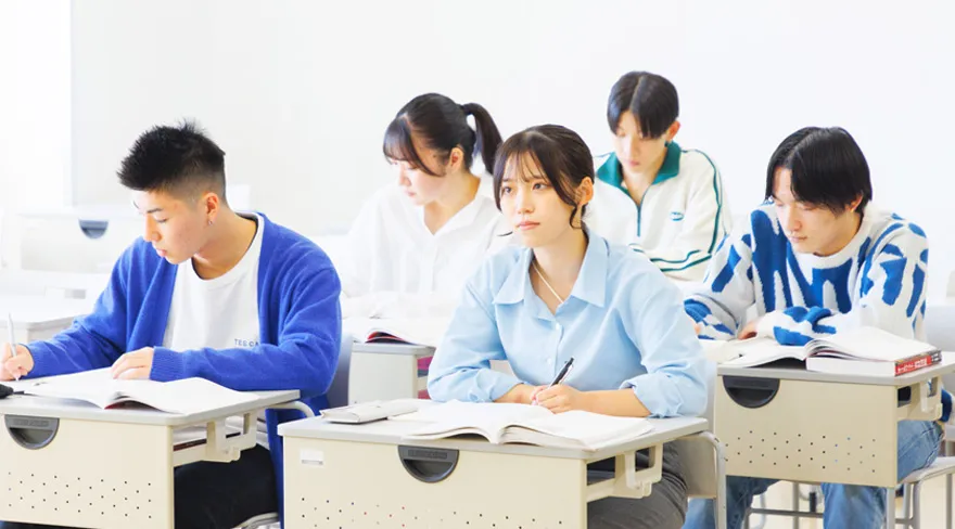 調理理論を学ぶ調理製菓総合学科の学生の様子