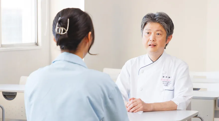 常勤教員と進路相談をする調理製菓総合学科の学生