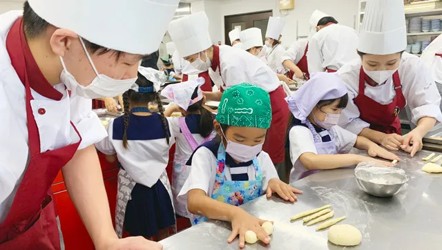 調理製菓総合学科:しらゆり幼稚園パン教室の様子