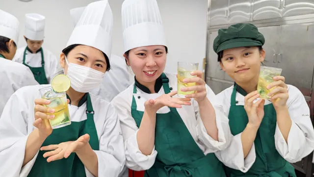 調理製菓総合学科:カクテル講習の様子