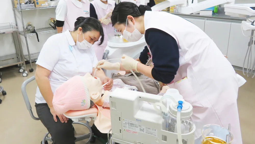 高齢者歯科に特化した授業の様子