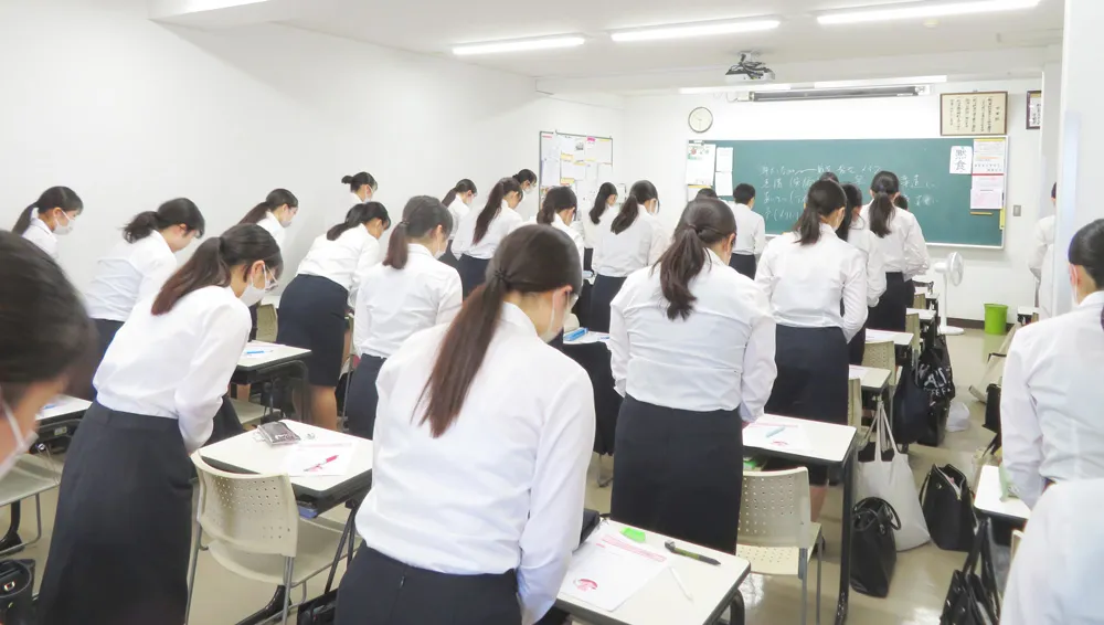 社会人マナー講習を受ける歯科衛生学科の学生の様子