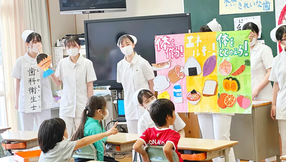幼稚園や小学校を対象とした保健指導実習の様子