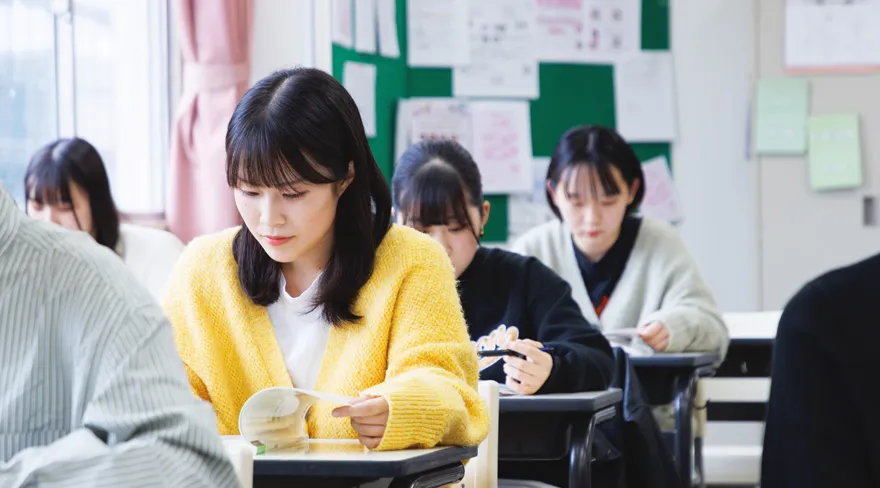 座学を受ける歯科衛生学科の学生の様子