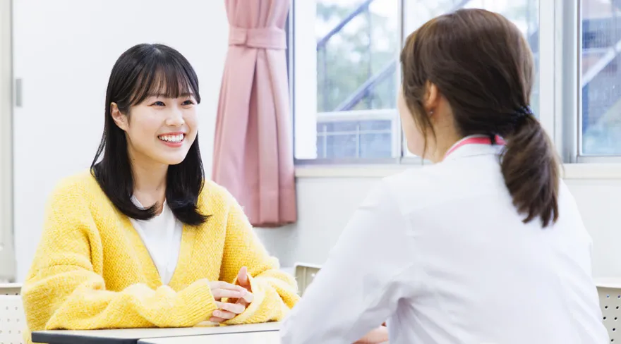 教員に進路相談をする歯科衛生学科の学生の様子