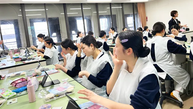メイクセミナーを受ける学生の様子(歯科衛生学科)