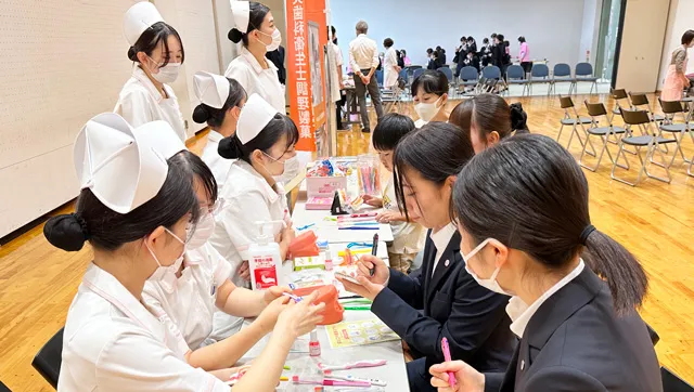 歯と口の健康イベントに参加する歯科衛生学科の学生の様子