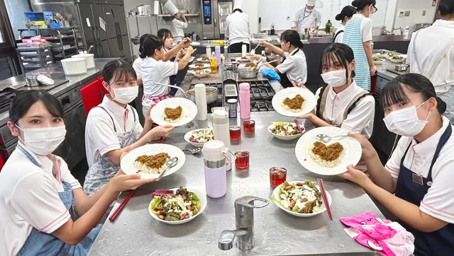 調理製菓総合学科との連携授業の様子