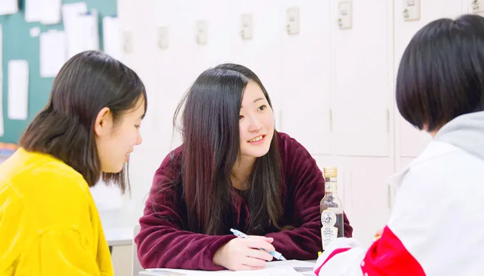 メニューを相談する学生の様子