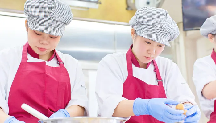 仕込み作業をする製菓コースの学生の様子
