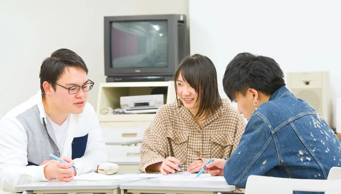 メニューの相談をする調理コースの学生の様子