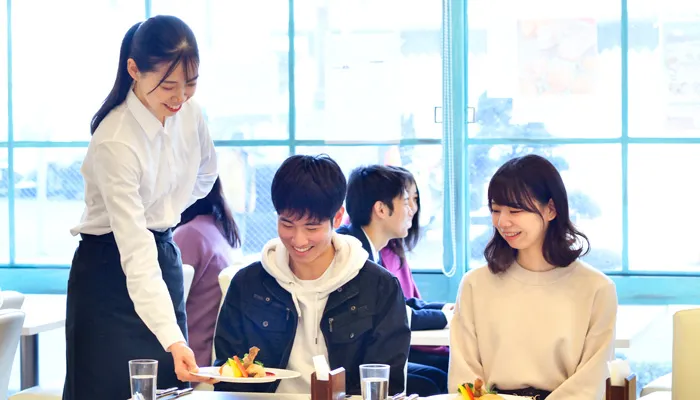 接客・サービスを行う調理コースの学生の様子