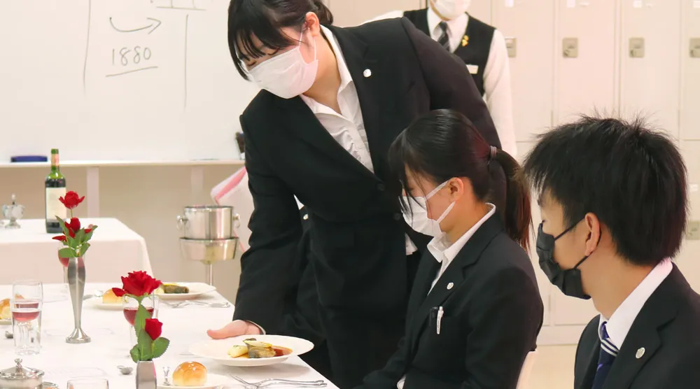 テーブルマナー実習を行う学生の様子