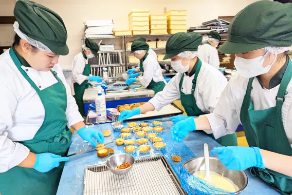 中央歯科衛生士調理製菓専門学校の学校レストランTiffanyでの調理中の様子